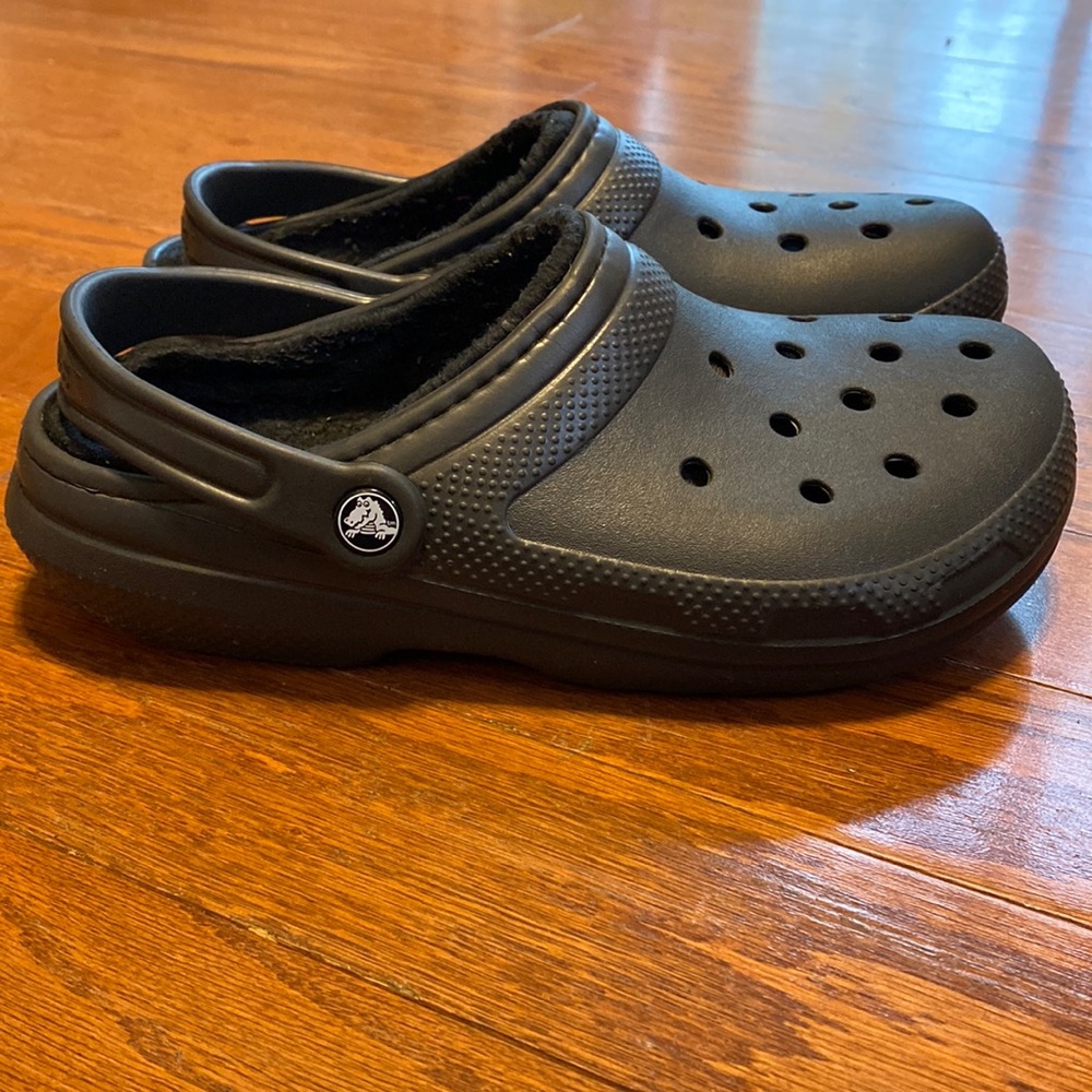 Black fleece lined crocs classic